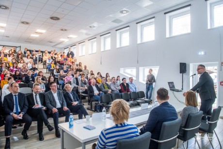 Hatékony jelzőrendszer, digitális veszélyek - gyermekvédelmi tanácskozás az Alba Bástyánál